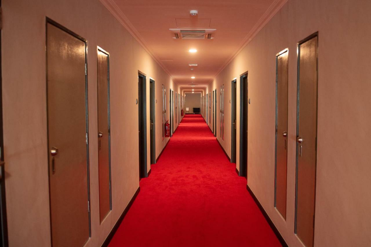 O&G Hotel Parit Buntar Buitenkant foto
